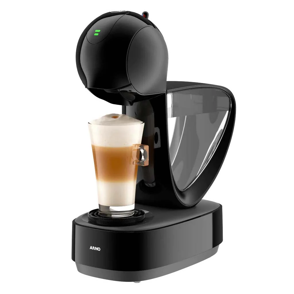 Trata-se de uma imagem que contém a cafeteira de cápsulas Dolce Gusto Infinissima de cor preta e fundo branco. Nessa cafeteira, há um copo contendo bebida a base de leite de cor branca e marrom. Uma das Melhores Cafeteiras de Cápsulas em 2024