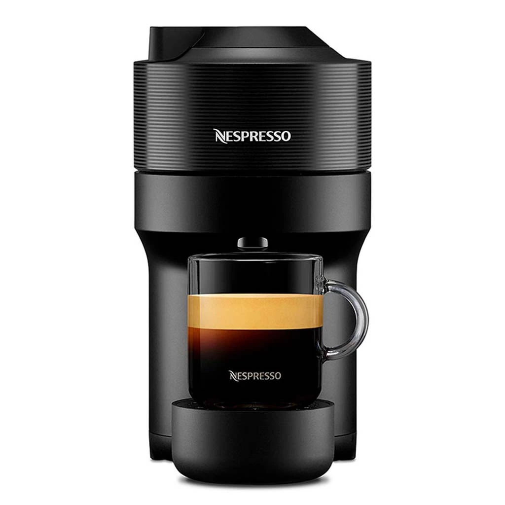 5. Vertuo Pop: melhor cafeteira de cápsula da Nespresso. Trata-se de uma imagem que contém a cafeteira de cápsulas Vertuo Pop da marca Nespresso de cor preta e fundo branco. Nessa cafeteira, há uma xícara contendo café.