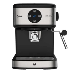 Trata-se de uma imagem que contém a cafeteira de cápsulas Double Digital h da marca Oster de cor Inox/cinza com preto e fundo branco. Uma das Melhores Cafeteiras de Cápsulas em 2024