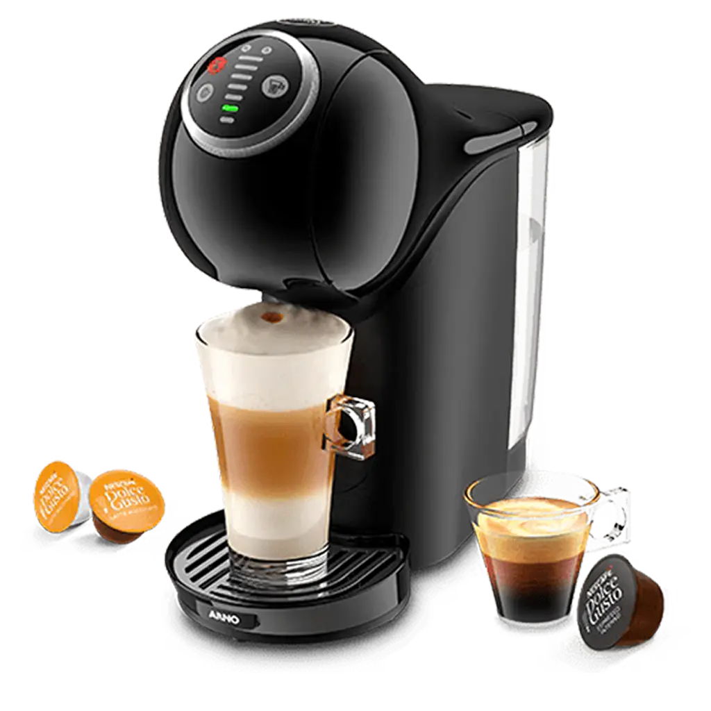 A imagem é composta, da esquerda para a direita, de 2 cápsulas da dolce gusto, centro, a cafeteira de cápsula Dolce Gusto Genio S Plus com um copo com bebida a base de leite, e a direita, uma xícara com café e uma cápsula de café. o fundo é transparente. Cafeteira de cápsula com melhor custo-benefício