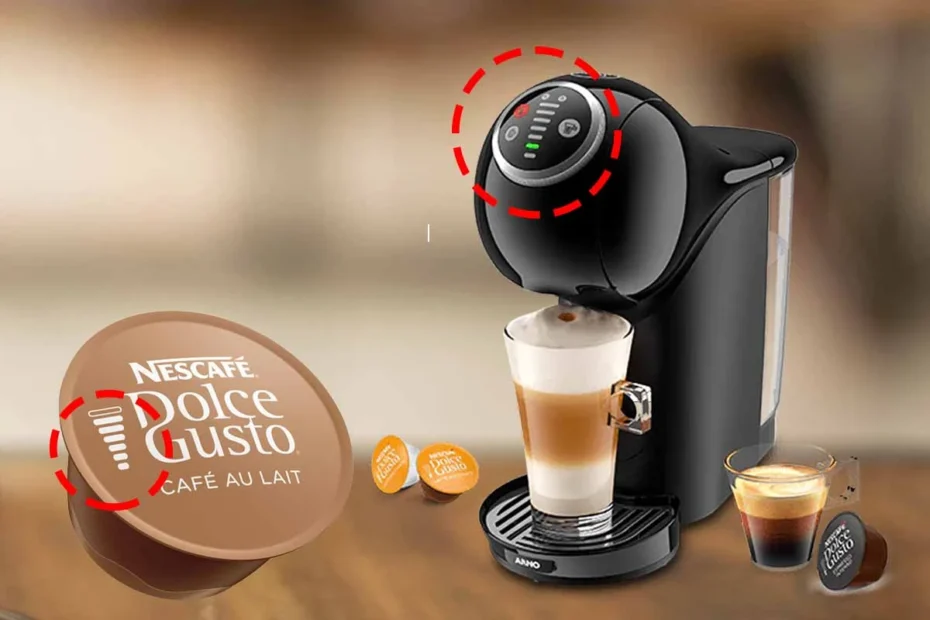 A imagem é composta, da esquerda para a direita, de 2 cápsulas da dolce gusto sob a mesa, ao centro, a cafeteira de cápsula Dolce Gusto Genio S Plus com um copo com bebida a base de leite, e a direita, uma xícara com café e uma cápsula de café sob a mesa de madeira. o fundo está desfocado. Além disso, há na imagem a tabela de medidas da Dolce gusto indicando a quantidade de ml de água cada xícara prepara. Além disso, a imagem é destacada por uma circuferência pontilhada vermelha em cima dos tracinhos da cápsula e da cafeteira