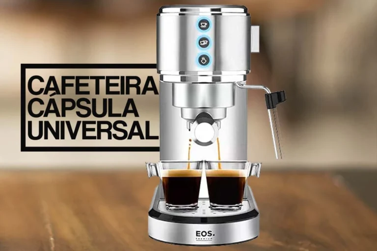 A imagem contém a Eos Ecf01ec é a melhor cafeteira de cápsula universal com duas xícaras preparando café. Está escrito a esquerda "CAFETEIRA CÁPSULA UNIVERSAL".