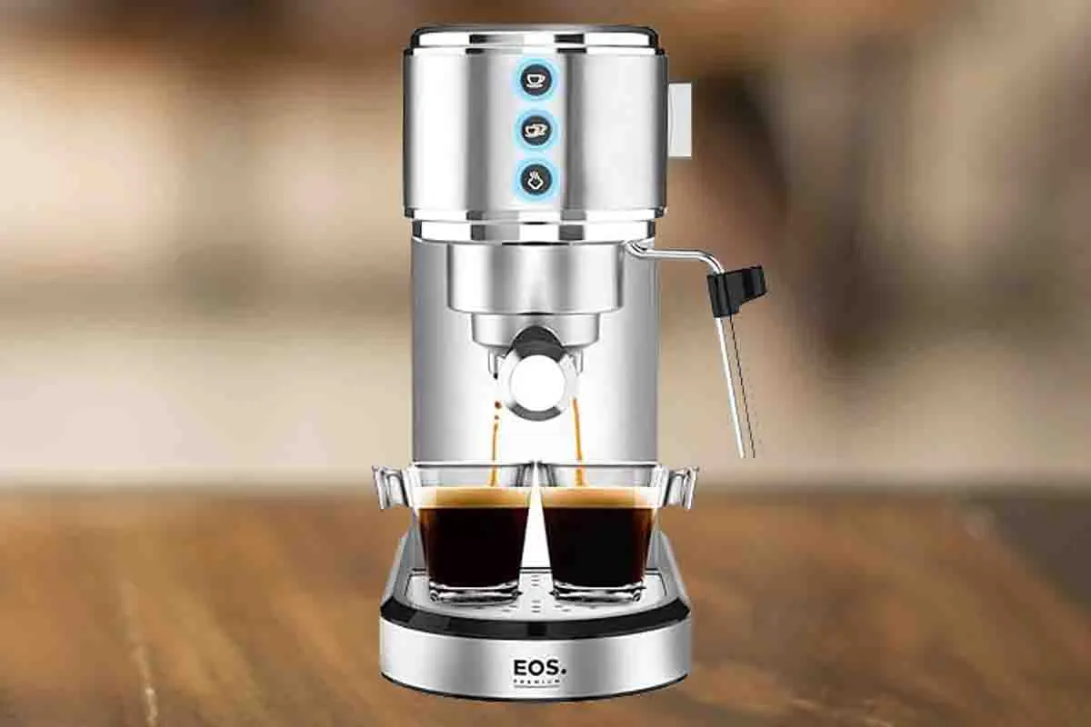 A imagem contém a Eos Ecf01ec é a melhor cafeteira de cápsula universal com duas xícaras preparando café