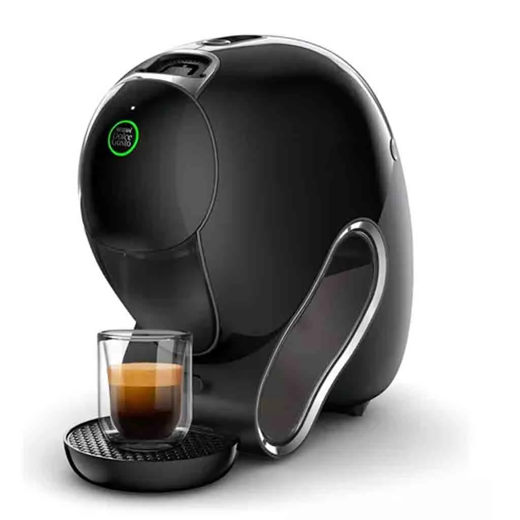 Para ilustrar a postagem "Dolce Gusto Neo Vale a pena" a imagem é composta pela cafeteira de cápsulas Dolce Gusto Neo de cor preta com um copo com café dentro. O fundo é branco.