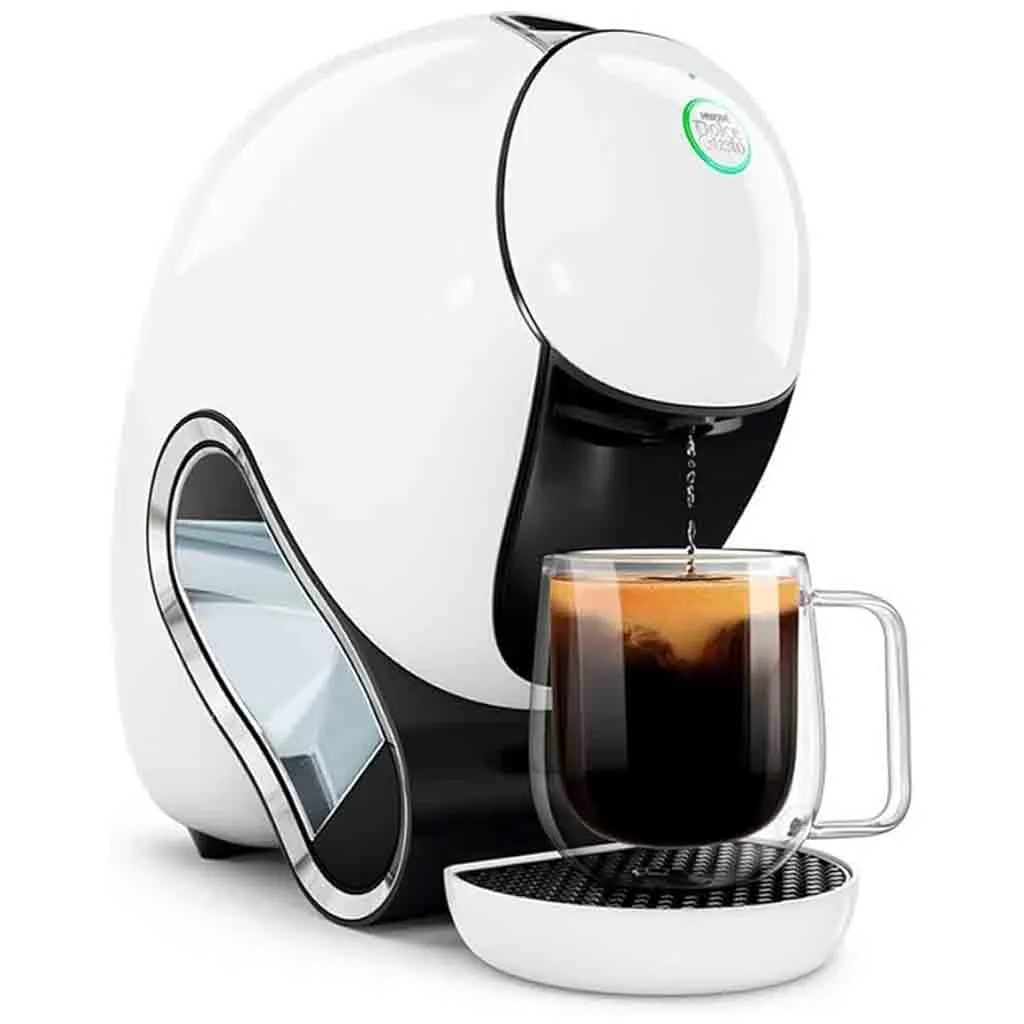 Para ilustrar a postagem "Dolce Gusto Neo Vale a pena" a imagem é composta pela cafeteira de cápsulas Dolce Gusto Neo de cor branca com um copo com café dentro.  O fundo é branco.