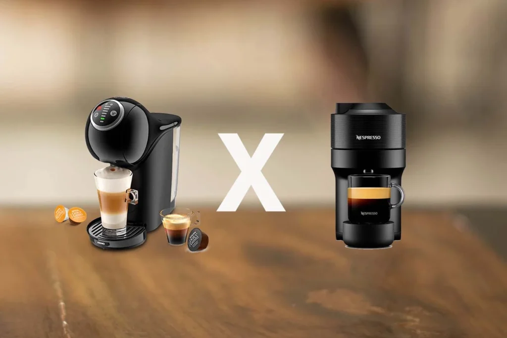 "Uma cafeteira Dolce Gusto (Genio S Plus) à esquerda, ao centro o modelo 'X', e ao lado direito uma cafeteira Nespresso."