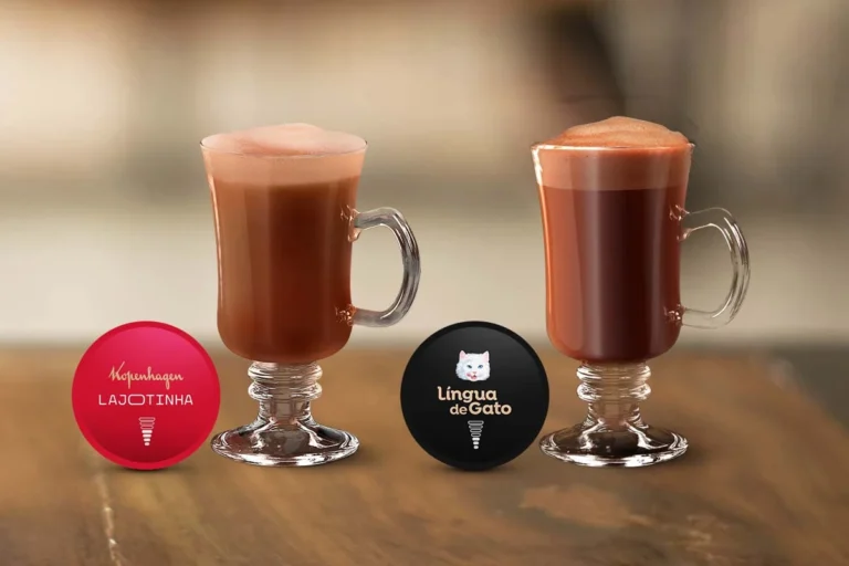 A imagem contém duas taças e duas cápsulas Dolce gusto sabor Kopenhagen Lajotinha e Língua de Gato