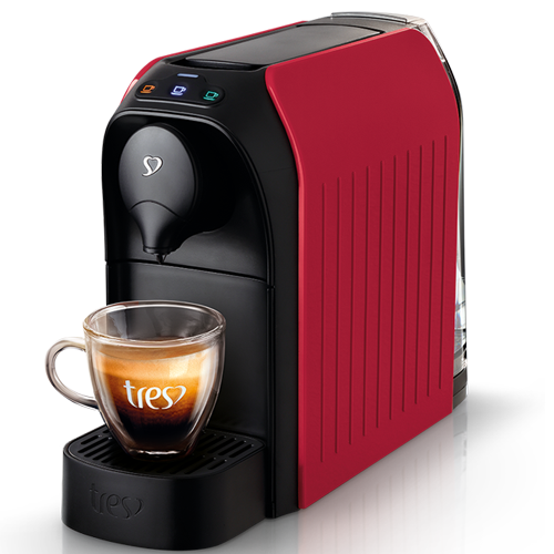 A imagem contém a cafeteira Passione da Três Corações. A cor predominante dessa cafeteira expresso é vermelho, mas há partes pretas. Há uma xícara com café na cafeteira.