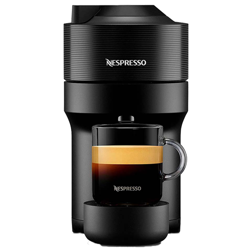 A imagem contém a cafeteira Vertuo Pop da Nespresso. A cor predominante dessa cafeteira expresso é preto. Há uma xícara com café expresso na cafeteira.