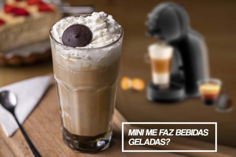 Está escrito na parte inferior direita "mini me faz bebidas geladas?". Há à esquerda um copo de frappe coberto chantily