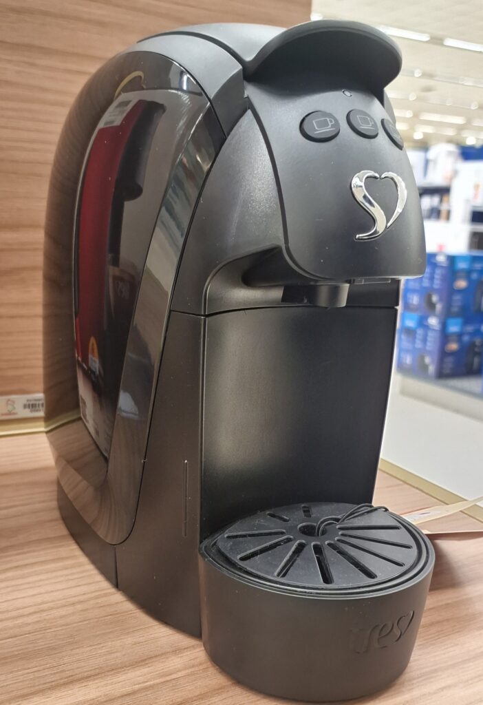 Cafeteira Três Corações Luna: review 2 Cafeteira Luna de cor preta sob uma bancada amadeirada.