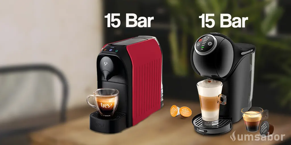 Dolce Gusto ou Três Corações: Comparativo Completo de qual é a melhor marca 2 Comparativo de cafeteiras de cápsula: A cafeteira Três Corações Passione (vermelha) e a cafeteira Dolce Gusto Genio S Plus (preta), ambas exibindo 15 Bar de pressão. Em primeiro plano, uma xícara de latte (Dolce Gusto) e um espresso (Três Corações).