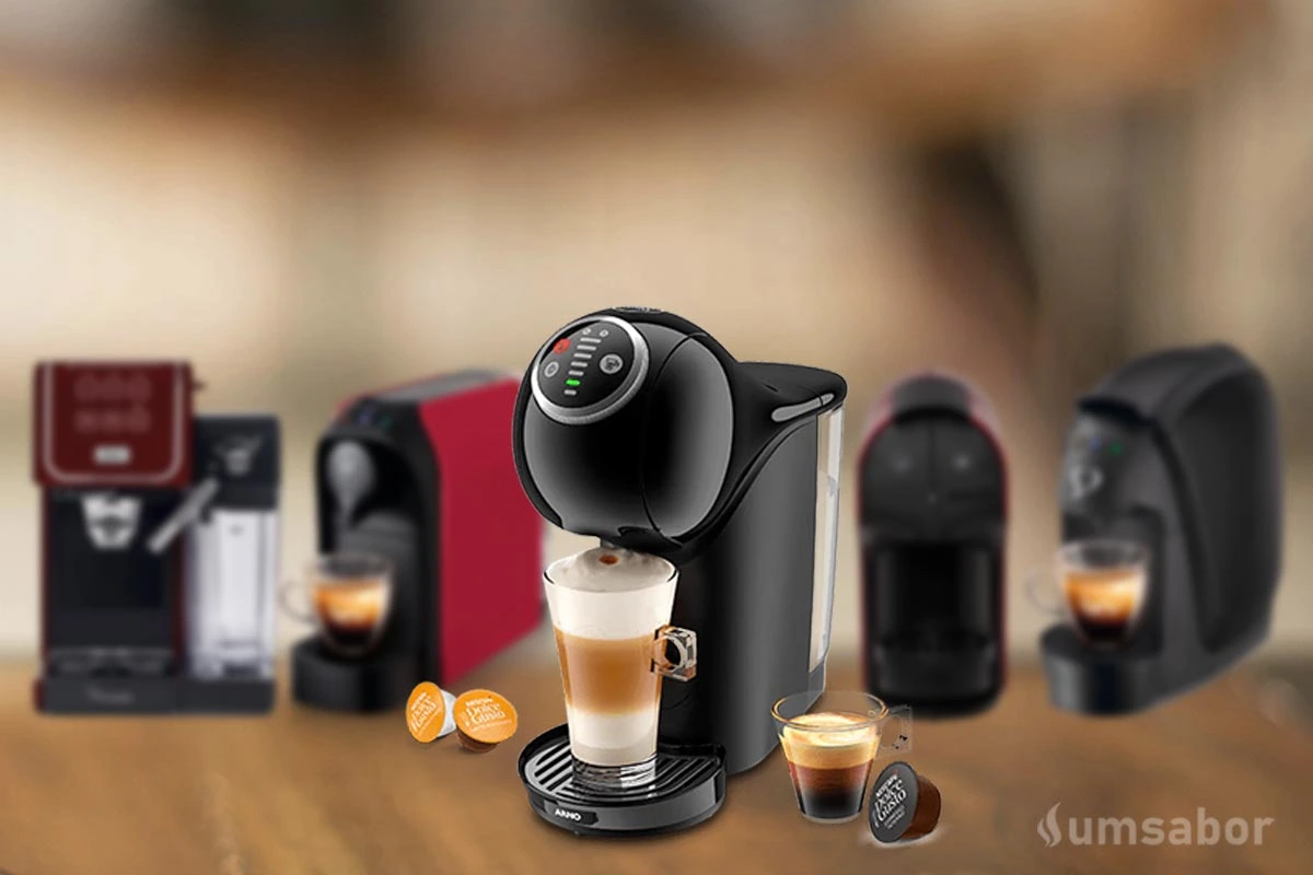8 Melhores Cafeteiras de Cápsulas de 2025 1 Cafeteiras de cápsulas sob uma mesa. Genio S Plus em destaque na frente.