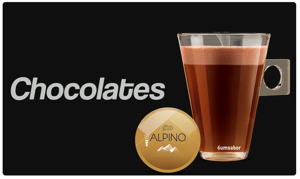Uma seleção de cápsulas Dolce Gusto de chocolate e misturas, incluindo Chococino Alpino, Kopenhagen Língua de Gato, Galak e Nesquik, sobre uma superfície de madeira.