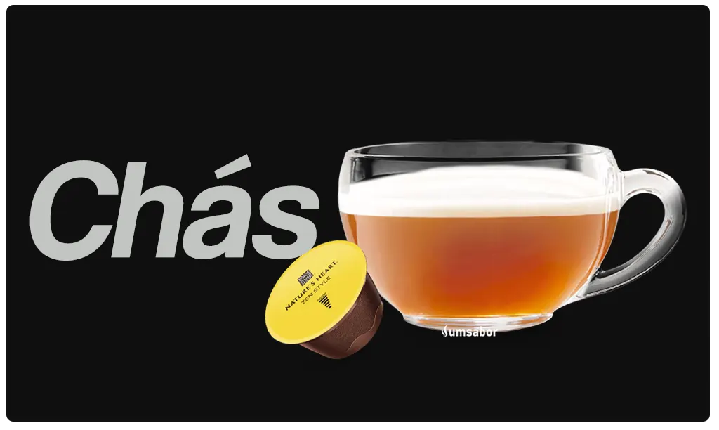 Uma imagem de duas cápsulas de chá Dolce Gusto, Chai Tea Latte e Nature's Heart Zen Style, ao lado de xícaras de chá fumegante e ingredientes como canela, gengibre e capim-limão.
