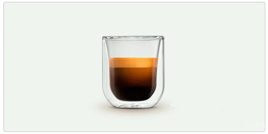 Um Sabor | Seu Guia Especializado em Cafeteiras: Cápsula, Expresso e Elétricas 9 Copo de café cheio