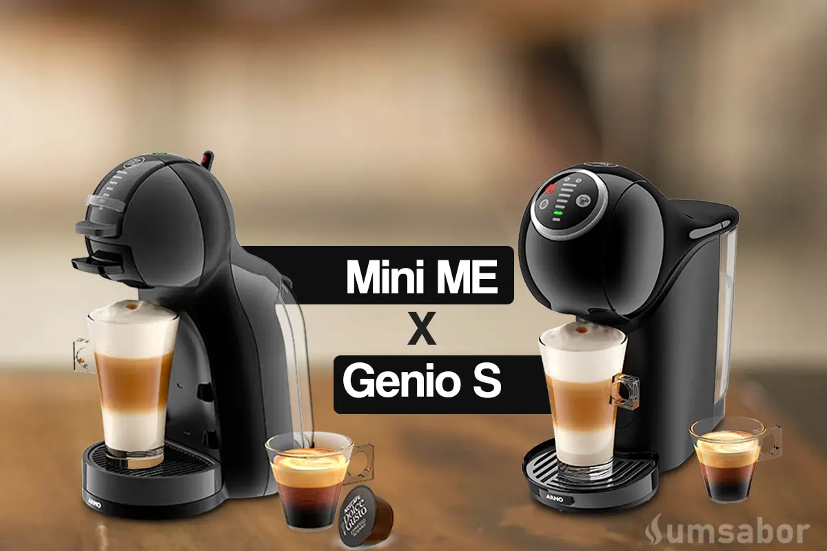 Mini Me ou Genio S (Basic, Plus ou Touch): Comparativo das Cafeteiras Dolce Gusto 7 A imagem é uma comparação lado a lado de duas máquinas de café Dolce Gusto, a Mini ME (esquerda) e a Genio S (direita). Ambas são de cor preta. A Mini ME tem um design mais arredondado e inclinado. A Genio S é mais vertical e possui um painel de controle diferente, com luzes indicadoras e mostradores de volume. As duas máquinas estão preparando bebidas em copos de vidro: um café com leite ou um cappuccino em um copo maior e um espresso em um copo pequeno, além de haver uma cápsula solta da Dolce Gusto no centro. O fundo é desfocado.