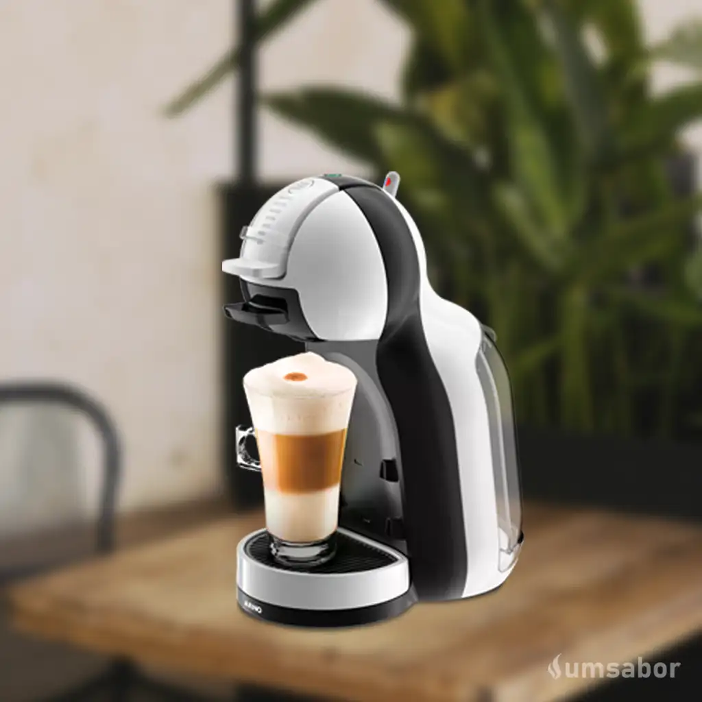 mini me preparando uma bebida ao leite