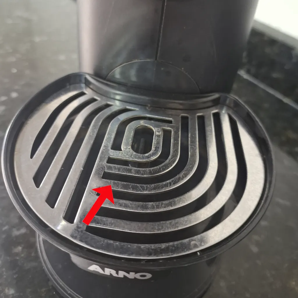 Dolce Gusto Genio S Plus ainda vale a pena? Review do que aconteceu após 1 ano de uso intenso 3 Marcas de riscos no suporte de xícaras